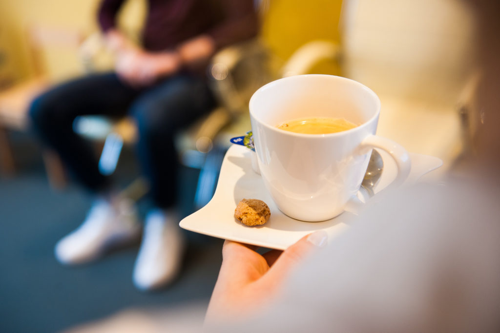Genießen Sie einen Kaffee nach der MRT-Untersuchung, während Dr. Bethke von der Orthopädie am St. Lambertiplatz in Lüneburg Ihre Bilder befundet.